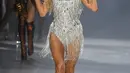 Paris Hilton berjalan di atas catwalk mengenakan koleksi terbaru dari The Blonds dalam New York Fashion Week, AS (12/2). Paris Hilton tampil seksi mengenakan busana serba silver di atas catwalk. (AFP Photo/Mike Coppola)'