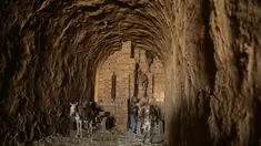 Pekerja memuat batu bata ke gerobak keledai di sebuah pabrik batu bata di pinggiran tenggara Baghdad Nahrawan, Irak, Kamis (24/5/2021). Para pekerja bekerja 12 jam sehari dengan upah sekitar USD$ 15. (AP Photo/Hadi Mizban)