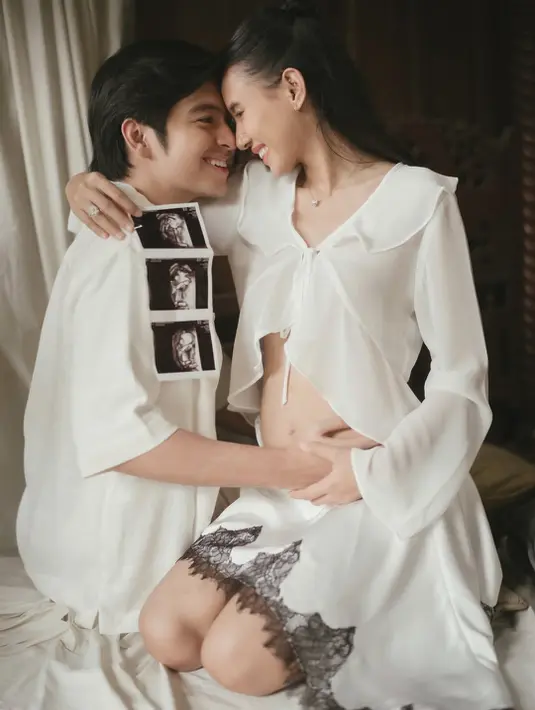 Di potret lainnya, pasutri ini kembali memamerkan hasil USG anak pertama dengan romantis dan hangat [@angga]