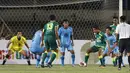 Striker Persebaya Surabaya, Akbar Firmansyah (kanan) berusaha menendang bola ke gawang Persela Lamongan dalam laga Grup C Piala Menpora 2021 di Stadion Si Jalak Harupat, Bandung, Sabtu (3/4/2021). Persebaya bermain imbang 0-0 dengan Persela. (Bola.com/Ikhwan Yanuar)