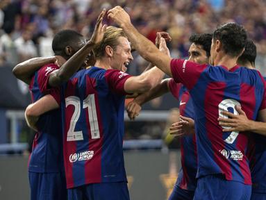 Juara bertahan Liga Spanyol, Barcelona sukses mengalahkan musuh bebuyutannya Real Madrid dengan skor telak 3-0 pada laga El Clasico yang tersaji dalam rangkaian tur pramusim Soccer Champions Tour 2023 di AT&T Stadium, Arlington, Texas, Minggu (30/7/2023) dini hari WIB. Ketiga gol Blaugrana masing-masing dicetak oleh Ousmane Dembele pada menit ke-15, Fermin Lopez pada menit ke-85 dan ditutup oleh gol Ferran Torres saat injury time babak kedua memasuki menit pertama. (AP Photo/Jeffrey McWhorter)