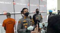 Kapolres Garut AKBP Wirdhanto Hadicaksono, memberikan penjelasakan kepada media dalam rilis kasus video syur 'Suka Sama Suka' di Mapolres Garut, Senin (22/11/2021). (Liputan6.com/Jayadi Supriadin)