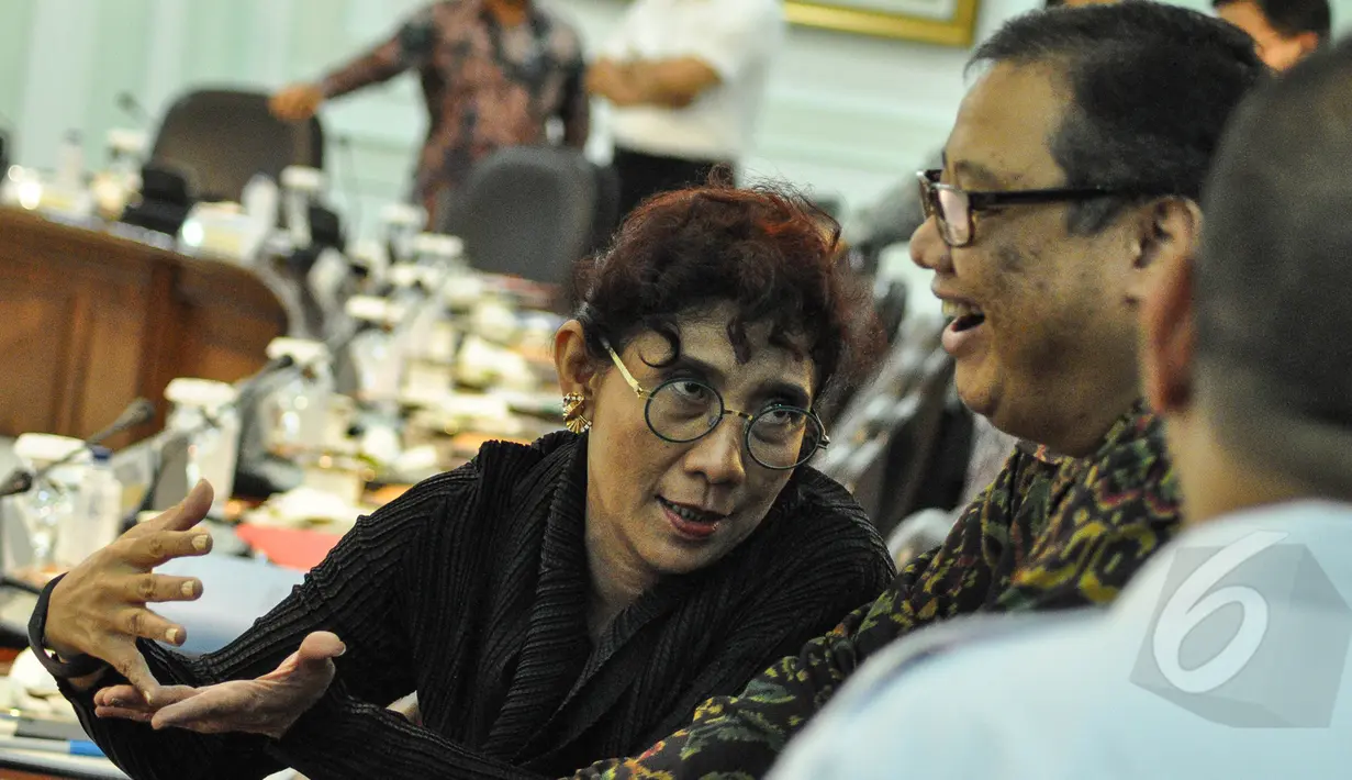 Sejumlah menteri Kabinet Kerja hadir di rapat paripurna di Kantor Presiden, Jakarta, Senin (30/3/2015). Rapat membahas kenaikan harga bahan pokok, situasi polhukam, dan hasil kunjungan kerja Presiden Jokowi. (Liputan6.com/Faizal Fanani)