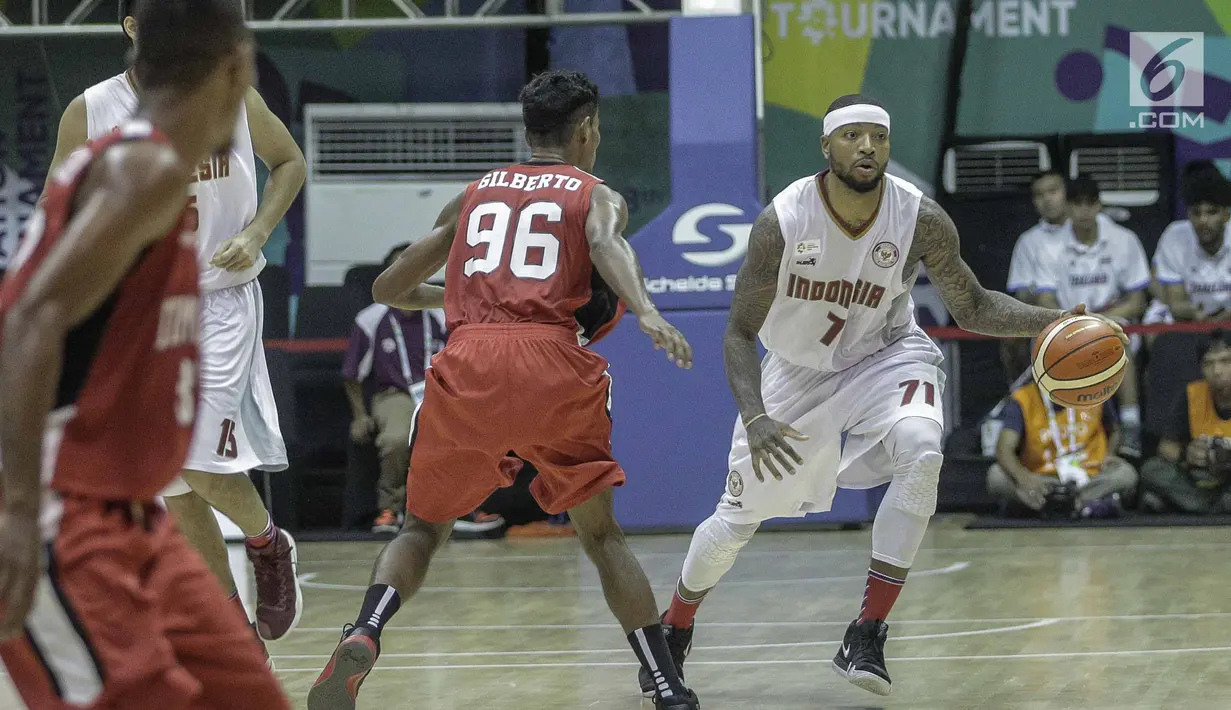 Pebasket putra Indonesia Johnson membawa bola saat melawan Timor Leste dalam kualifikasi 18th Asian Games Invitation Tournament di Hall Basket Senayan, Jakarta, Kamis (8/2). (Liputan6.com/Faizal Fanani)