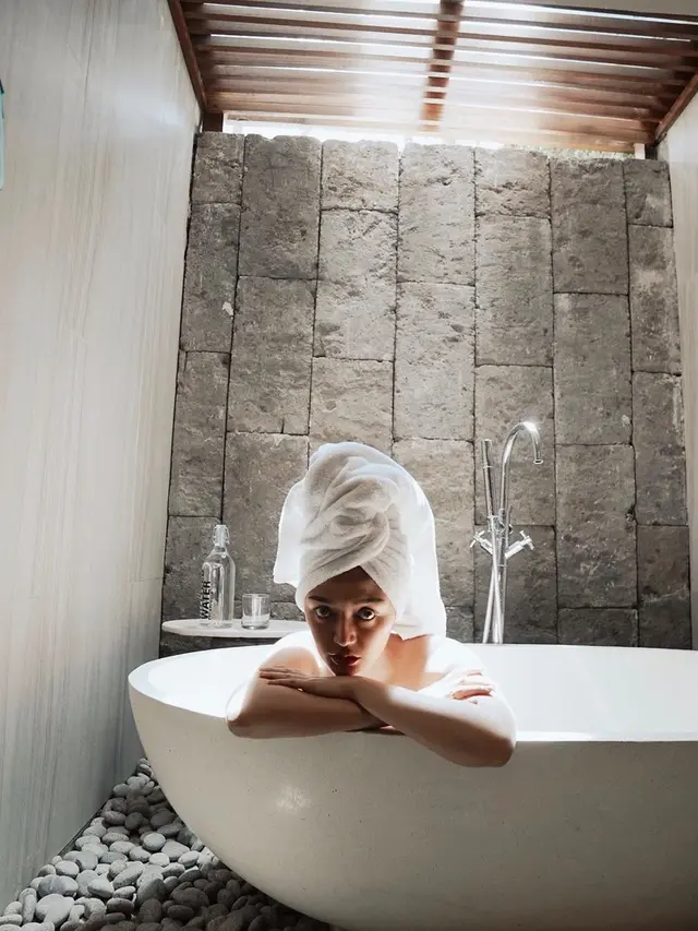 Siti Badriah mengunggah foto sedang berada di bathtub kamar mandi (https://www.instagram.com/p/CEBNV6uHfvM/)