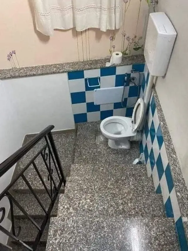 6 Potret Toilet Terletak di Lokasi Tak Biasa, Bikin Mikir Dua Kali