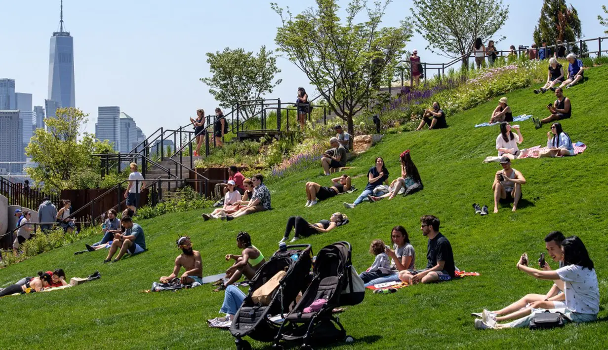 Orang-orang mengunjungi 'Pulau Kecil', taman umum baru dan gratis di Hudson River Park, New York City, Amerika Serikat, 21 Mei 2021. Sebanyak 132 tulip beton besar dipasang pada pilar di tepi Sungai Hudson untuk mengangkat 'Pulau Kecil'. (Angela Weiss/AFP)