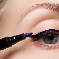 Eyeliner warna-warni. (Foto: shutterstock)