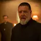 Russell Crowe sebagai Pastor Gabriele Amorth dalam film The Pope's Exorcist. (Foto: Dok. Screen Gems)