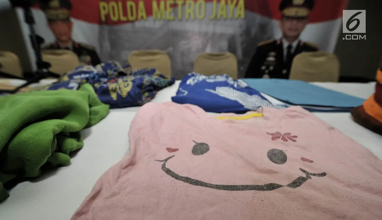 Barang bukti yang disita saat rilis pengungkapan kasus penculikan balita ASA (3) di Mapolda Metro Jaya, Jakarta, Senin (15/4). Motif pelaku berinisial A(55), menculik balita ASA (3)  di Masjid Al Amin Bintara Jaya Bekasi adalah untuk dieksploitasi sebagai pengemis. (merdeka.com/ Iqbal S. Nugroho)
