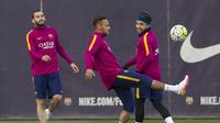 Tiga pemain Barcelona, Vidal (kiri), Neymar da Silva (tengah) dan Jordi Alba, melakukan sesi latihan resmi jelang laga kontra Real Madrid. El Clasico jilid II musim 2015-2016 akan berlangsung Minggu (3/4/2016) dini hari WIB, di Estadio Camp Nou.  (EPA/Qui