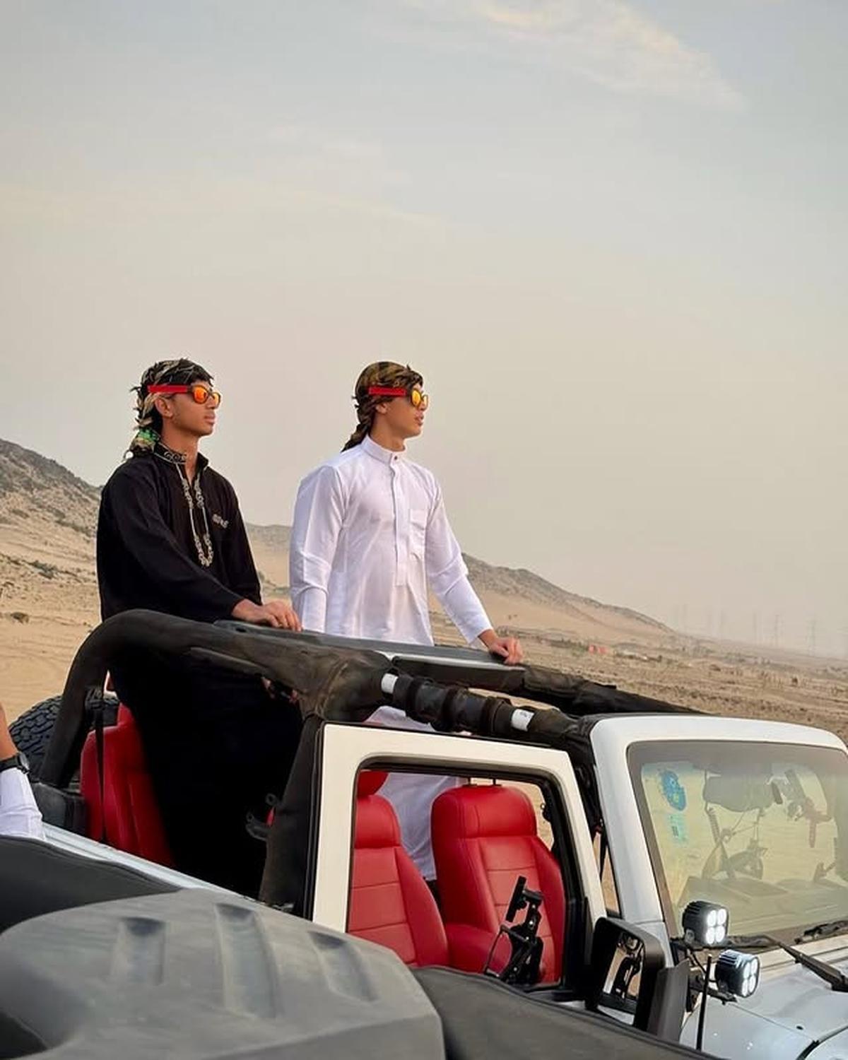 Kenakan Jubah dan Sorban, 7 Potret Eddy Meijer Anak Maudy Koesnaedi di Gurun Pasir bak Pangeran Dubai