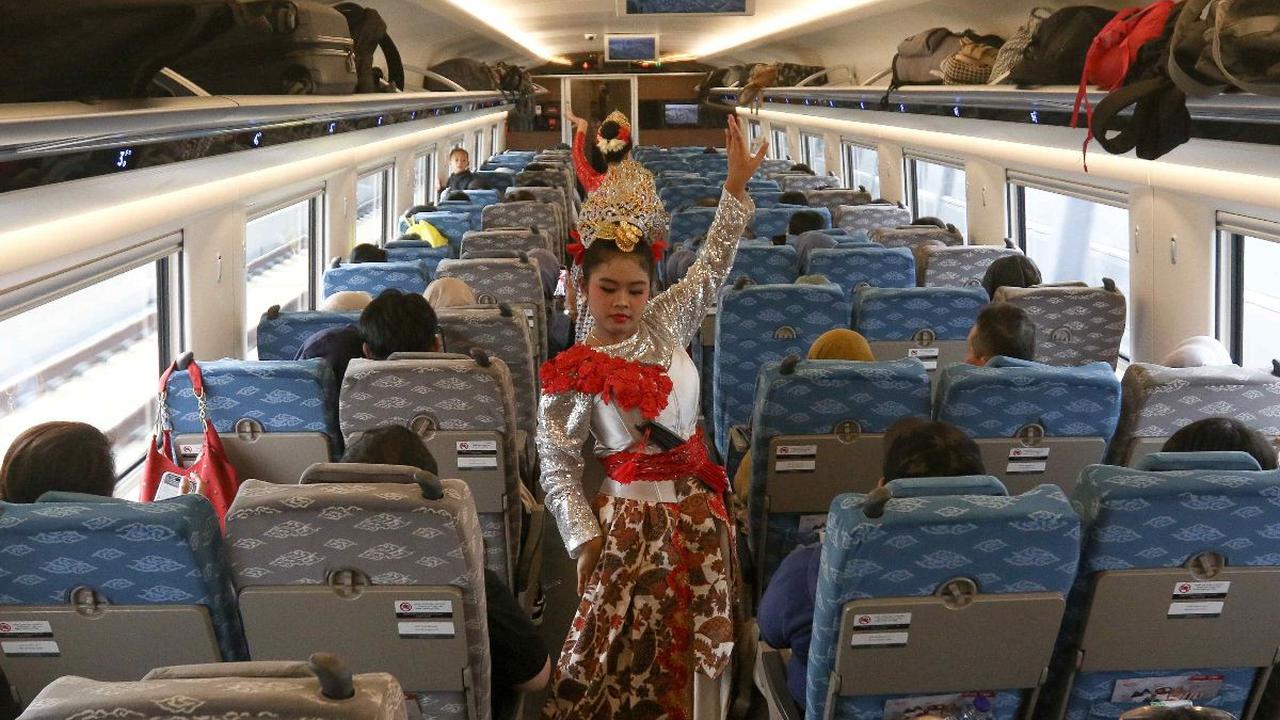 Sejumlah penari tampil menghibur penumpang Kereta Cepat Whoosh selama perjalanan menuju Stasiun Halim, Sabtu (1/6/2024). Kereta Cepat Indonesia-China (KCIC) bekerjasama dengan Sanggar Gantari Gita Khatulistiwa menggelar pertunjukan seni tari di dalam Kere