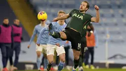 Penyerang Tottenham Hotspur, Harry Kane berusaha mengontrol bola saat bertanding melawan Manchester City pada pertandingan Liga Inggris di Stadion Etihad, Manchester, Inggris, Minggu (14/2/2021). Pasukan Pep Guardiola tidak terkalahkan dalam 10 pertandingan Premier League. (AP Photo/Rui Vieira)