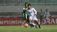 Pemain Persib Bandung U-21, Zola berusaha melewati pemain PS TNI U-21 di Stadion Pakansari, Bogor, Minggu (21/8/2016). PS TNI U-21 menang 2-1. (Bola.com/Nicklas Hanoatubun)