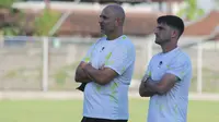 Pelatih kepala PSBS Biak di BRI Liga 1 2024/2025, Juan Esnaider. Di sampingnya ada Robertino Pugliara yang menjadi asisten pelatih. (Dok. PSBS Biak)