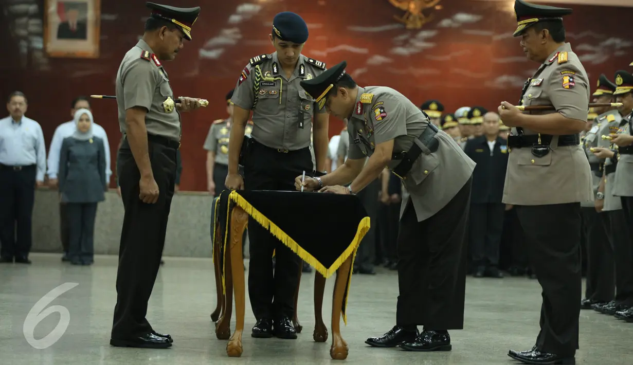 Komjen Pol Budi Waseso (kedua kanan) saat menandatangi berita acara serah-terima jabatan di Aula Rupatama Mabes Polri, Jakarta, Senin (7/9). Komjen Pol Anang Iskandar resmi menjabat Kabareskrim menggantikan Budi Waseso. (Liputan6.com/Faizal Fanani)