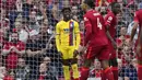 Crystal Palace memperoleh peluang di menit ke-2. Berawal dari kemelut tendangan bebas, sepakan Wilfried Zaha usai menerima umpan Conor Gallagher masih bisa ditepis kiper Liverpool, Alisson Becker. (AP/Jon Super)