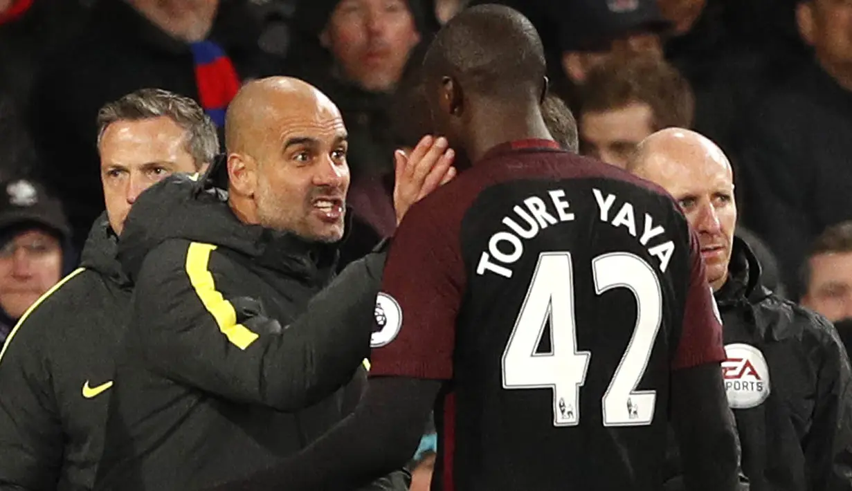 Pelatih Manchester City, Pep Guardiola, merayakan gol yang dicetak Yaya Toure ke gawang Crystal Palace. Pada laga itu Toure berhasil mencetak dua buah gol. (Reuters/John Sibley)