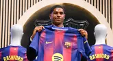 Marcus Rashford menunjukkan jersey Barcelona saat diperkenalkan sebagai pemain baru Balugrana untuk musim panas ini. (AFP/Josep Lago)