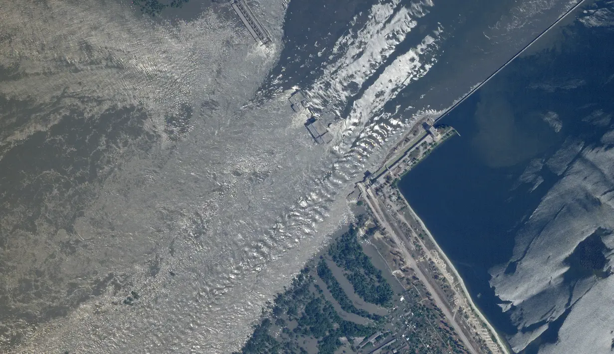 Citra satelit yang disediakan oleh Planet Labs PBC ini menunjukkan ikhtisar kerusakan pada bendungan Kakhovka di Ukraina selatan pada Selasa, 6 Juni 2023. (Planet Labs PBC via AP)