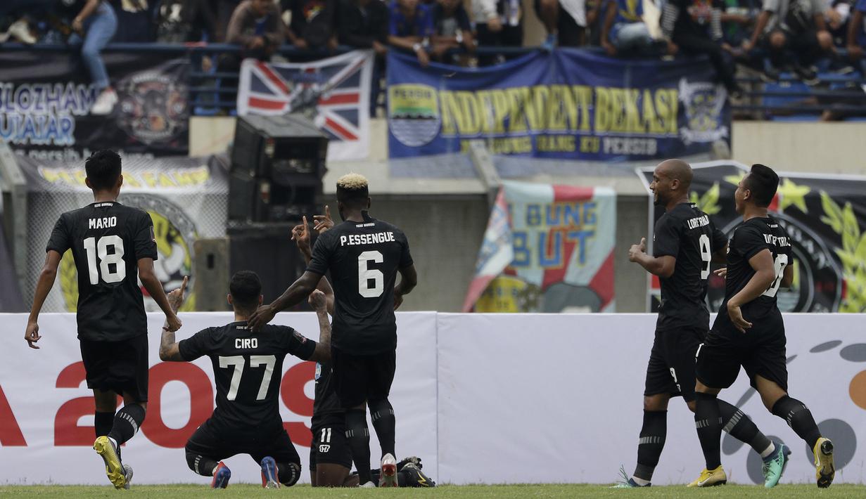 Para pemain TIRA Persikabo merayakan gol yang dicetak Osas Marvellous ke gawang Persib Bandung pada laga Piala Presiden 2019 di Stadion Si Jalak Harupat, Bandung, Sabtu (2/3). Persib kalah 1-2 dari TIRA. (Bola.com/Yoppy Renato)