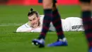 Gelandang Real Madrid Gareth Bale terjatuh di lapangan saat bertanding melawan Barcelona pada leg pertama semifinal Copa del Rey di Stadion Camp Nou, Barcelona, Spanyol, Rabu (6/2). Pertandingan berakhir 1-1. (AP Photo/Manu Fernandez)