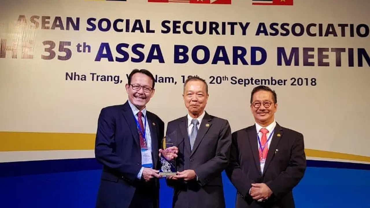 Dirut BPJS Kesehatan Fachmi Idris menerima enghargaan dari Asosiasi Jaminan Sosial ASEAN/ASEAN Social Security Association (ASSA) (Foto: Humas BPJS Kes)