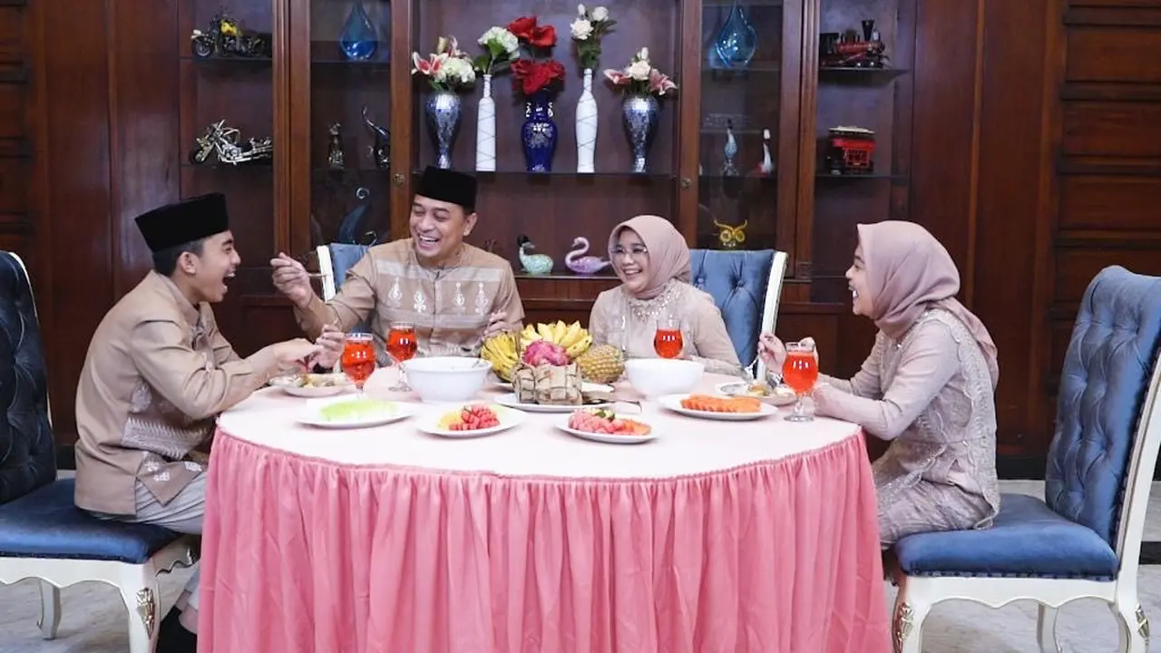 Eri Cahyadi merayakan Lebaran dengan opor ayam bersama keluarga. (Dian Kurniawan/Liputan6.com).