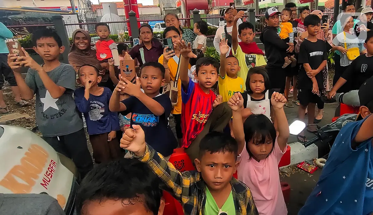 Di akhir pekan seperti ini banyak dari mereka menunggu suara klakson telolet dari bus yang lewat. (Liputan6.com/Angga Yuniar)