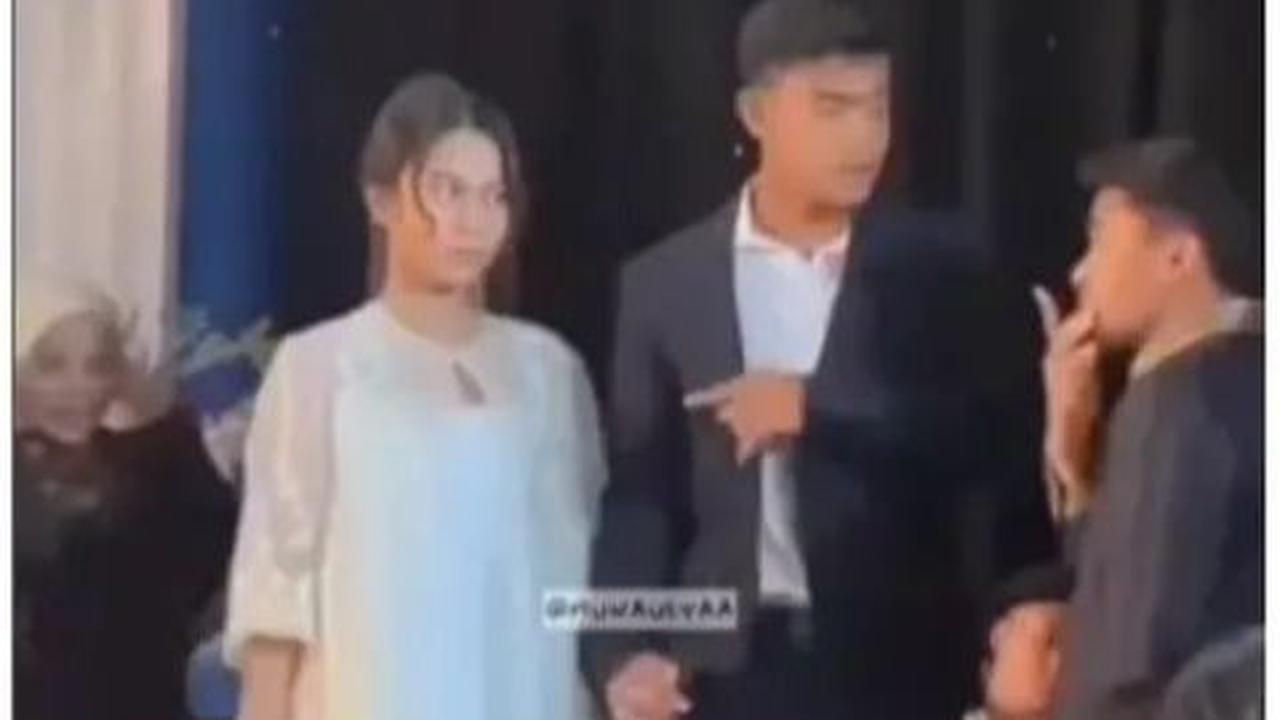 Mereka terlihat terus bergandengan tangan.