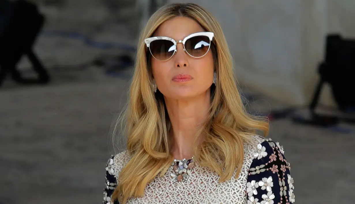 Putri sulung Presiden AS Donald Trump,  Ivanka Trump mengunjungi benteng Golconda di kota Hyderabad, India, Rabu (29/11). Pada kesempatan itu, Ivanka tampil dalam balutan gaun monokrom rancangan desainer Indonesia, Biyan Wanaatmadja. (AP/Manish Swarup)