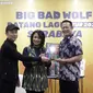 Founder of Big Bad Wolf Internationa Andrew Yap bersama Presiden Director Big Bad Wolf Indonesia Hadriani Uli T.I. Silalalhi (tengah), serta Vice President BCA Surabaya Wirya Setiawan berfoto bersama jelang acara BBW. (Istimewa)