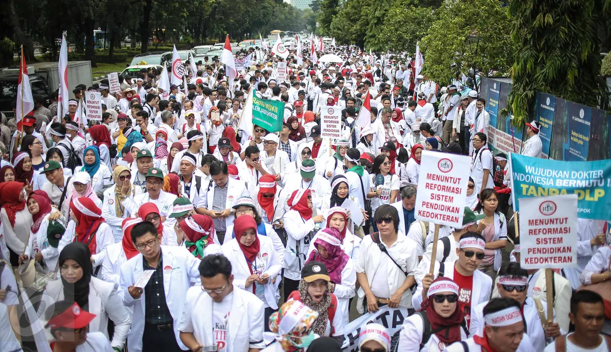 Ratusan dokter yang tergabung dalam Ikatan Dokter Indonesia (IDI) melakukan aksi unjuk rasa di Ibu Kota hari ini, Senin (24/10). Demo itu untuk menuntut pemerintah agar membatalkan Program Dokter Layanan Primer (DLP). (Liputan6.com/Faizal Fanani)