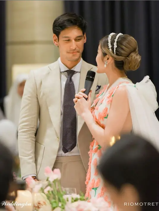 Richard terus memandang Jessica dengan sedikit tersenyum. Richard tidak melepas pandangannya ketika Jessica sedang berbicara di hadapan para tamu. Mereka terlihat saling memandang satu dengan yang lainnya.