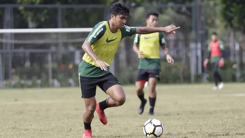 Pemain Timnas Indonesia U-23, Asnawi Mangkualam, berusaha mengirim umpan saat latihan. (Bola.com/Vitalis Yogi Trisna)