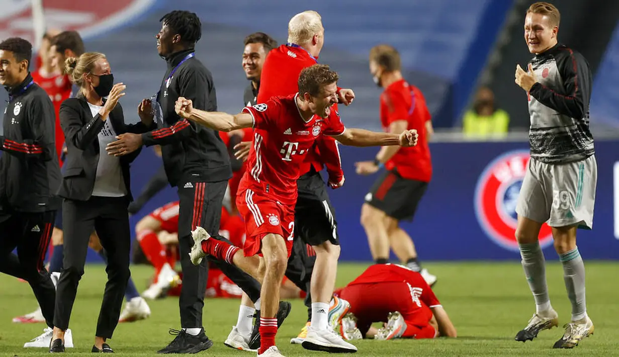 Pemain Bayern Munchen, Thomas Muller, melakukan selebrasi usai menjuarai Liga Champions di Stadion The Luz, Portugal, Senin (24/8/2020). Bayern Munchen berhasil menjadi juara usai menaklukkan PSG 1-0. (Matthew Childs/Pool via AP)