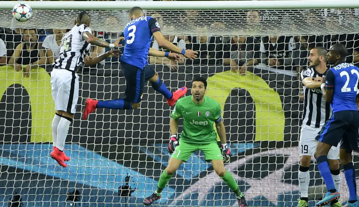 Bek Monaco Layvin Kurzawa mencoba membobol gawang Juve yang dikawal Gianluigi Buffon (OLIVIER MORIN / AFP)