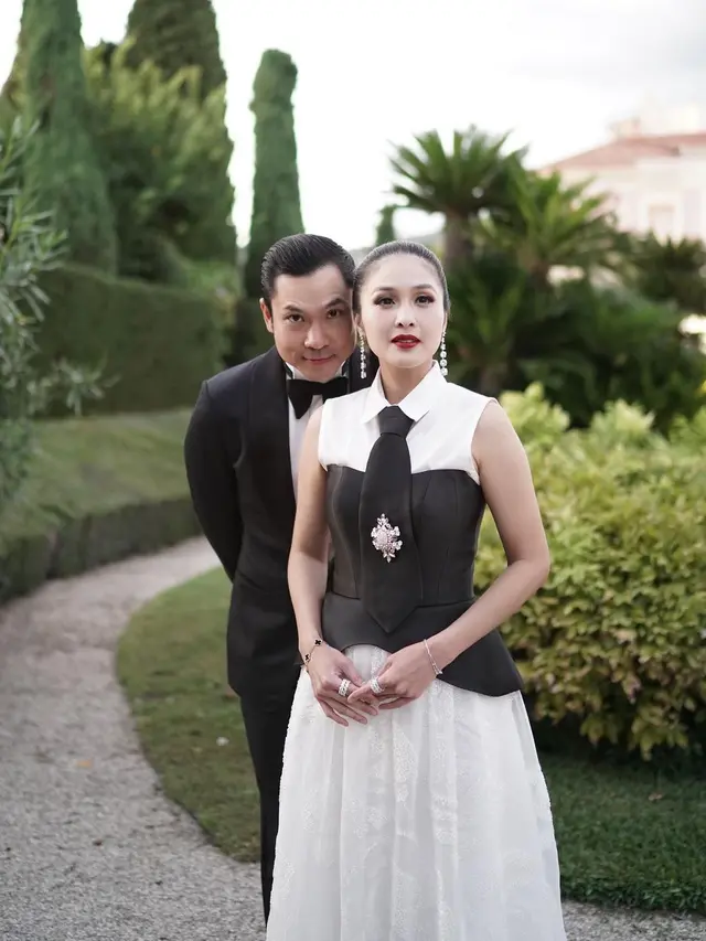 9 Potret Keren Sandra Dewi Dan Suami Hadiri Pernikahan Di Paris