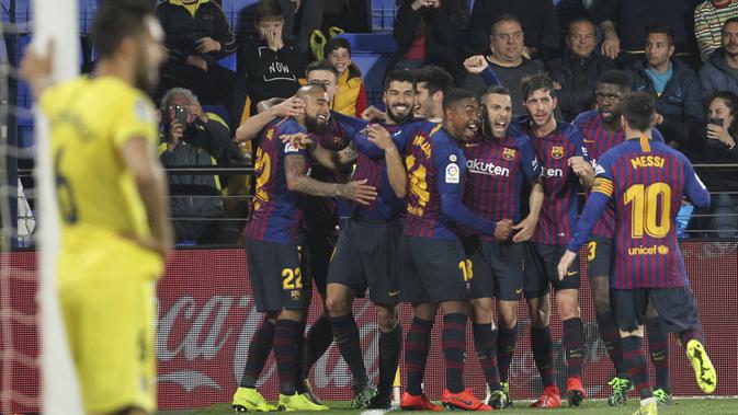 Para pemain Barcelona merayakan gol. (AP/Alberto Saiz)