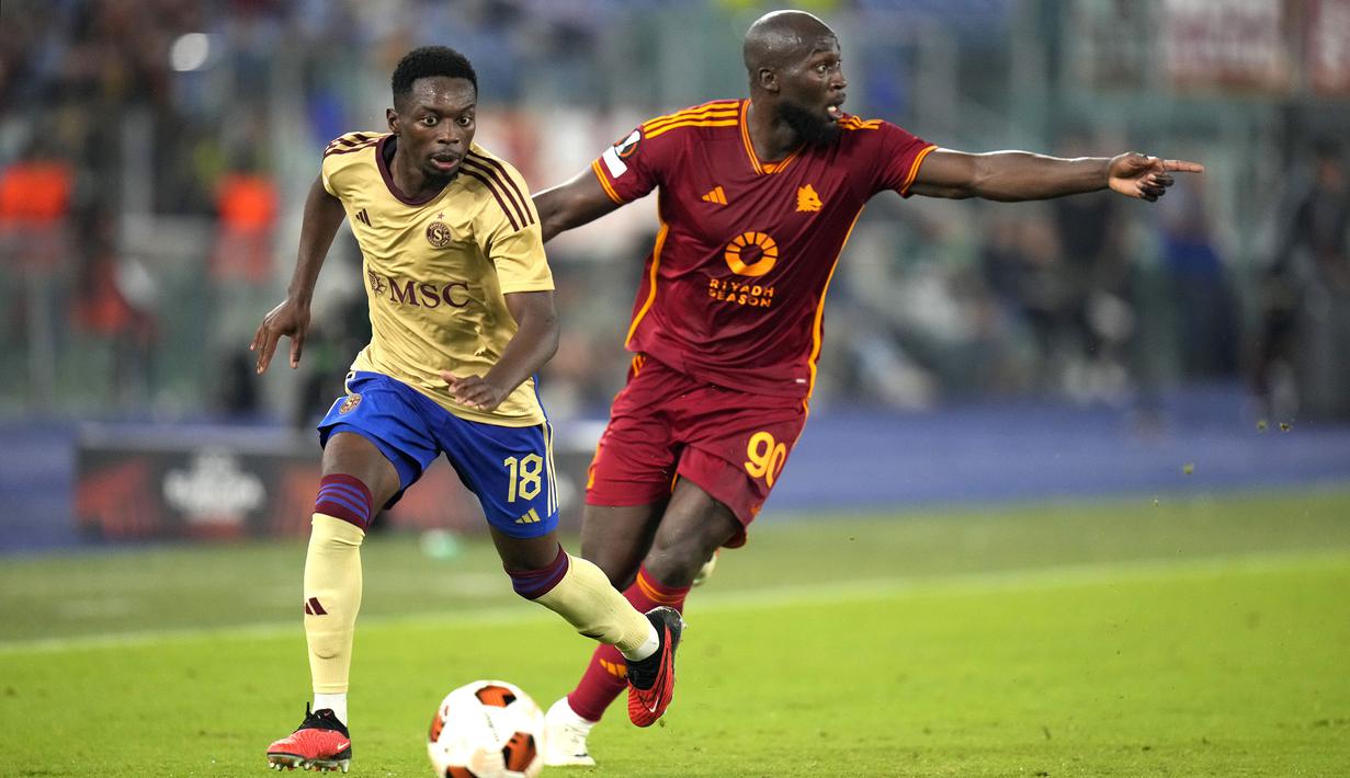 Pemain AS Roma, Romelu Lukaku (kanan) membayangi pemain Servette, Bradley Mazikou pada laga Grup G Liga Europa 2023/2024 di Olympic Stadium, Roma, Italia, Jumat (6/10/2023) dini hari WIB. Lukaku mencetak gol pada menit ke-21 setelah menerima umpan dari Mehmet Zeki Celik dari sisi kanan arah serang skuad Giallorossi. (AP Photo/Alessandra Tarantino)