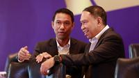 Wakil Ketua PSSI, Zainudin Amali, berbincang dengan Sekjen PSSI 2021-2023 Yunus Nusi usai Kongres Luar Biasa (KLB) PSSI di Hotel Shangri-La, Jakarta Pusat, Kamis (16/2/2023). Yunus Nusi mundur sebagai Sekjen periode 2023-2027. (Bola.com/M Iqbal Ichsan)