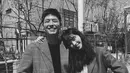 Tampil old school, Bae Suzy padukan atasan putih dengan oversized blazer dan celana jeans [@skuukzky]