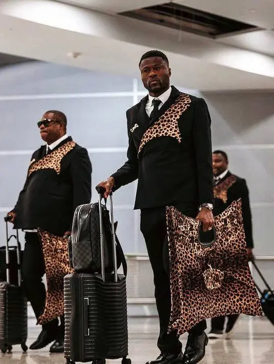 Motif macan tutul pada bagian selempang jas menggambarkan identitas budaya dan kebanggaan nasional DR Congo. (Foto: Instagram/ thefashionobserve)