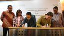 Rektor Universitas Indonesia Muhammad Anis dan President of Grab Indonesia Ridzki Kramadibrata menandatangani Nota Kesepakatan Bersama UI dengan Grab di Universitas Indonesia, Depok, Kamis (16/5/2019). Kerja sama ini terangkum dalam master plan Grab 4 Indonesia 2020. (Liputan6.com/Herman Zakharia)