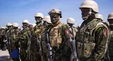 Polisi dari Kenya berdiri di landasan Bandara Internasional Toussaint Louverture setelah mendarat di Port-au-Prince, Haiti, Selasa (25/6/2024). (AP Photo/Marckinson Pierre)