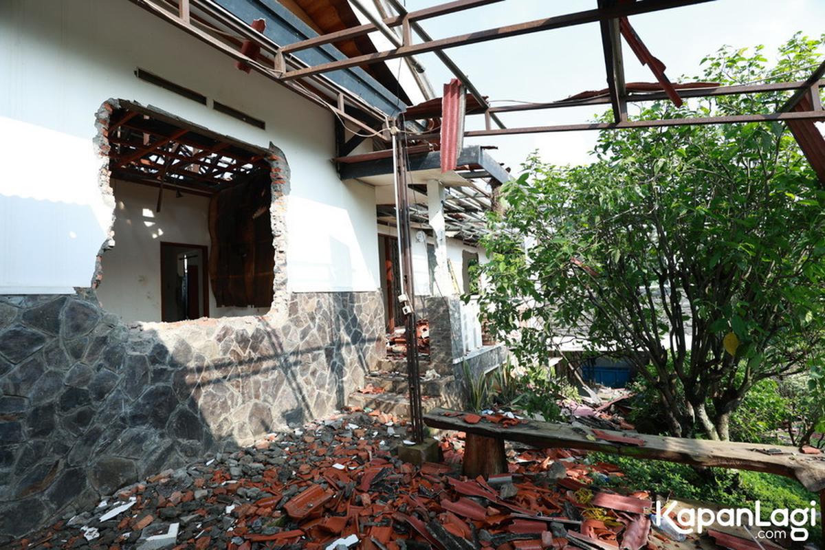 9 Potret Rumah Atalarik Syach yang Dieksekusi Aparat, Dinding Rumah Jebol dan Genteng Hancur