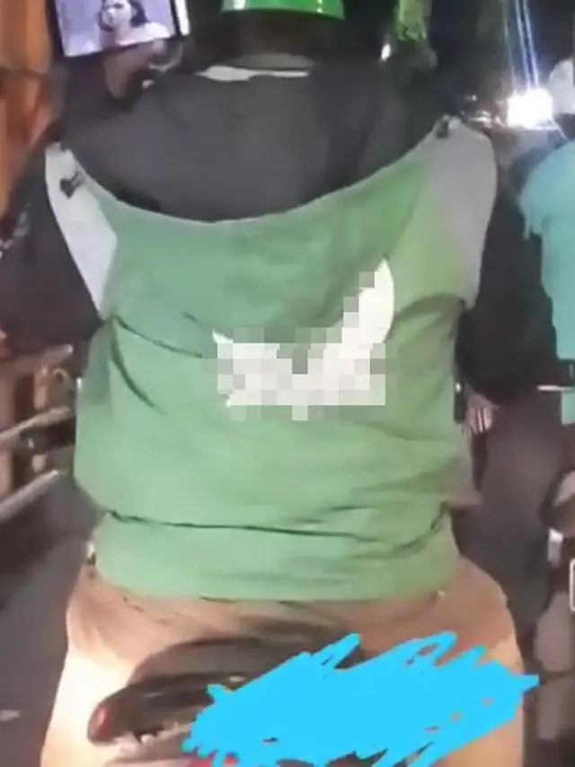 Tak Mau Ketinggalan, Aksi Ojol Nonton Sinetron di Jalan Ini Viral