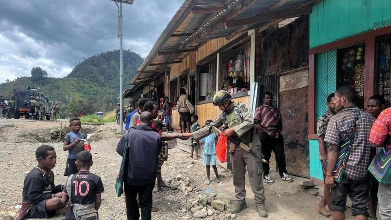 Polri Bangun Kepercayaan Puncak: Satgas Damai Cartenz Dekati Warga dengan Persuasif