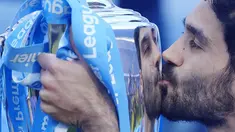 Pemain Manchester City, Ilkay Gundogan, mencium trofi saat perayaan juara Liga Inggris di Stadion Etihad, Minggu (21/5/2023). (AP Photo/Jon Super)